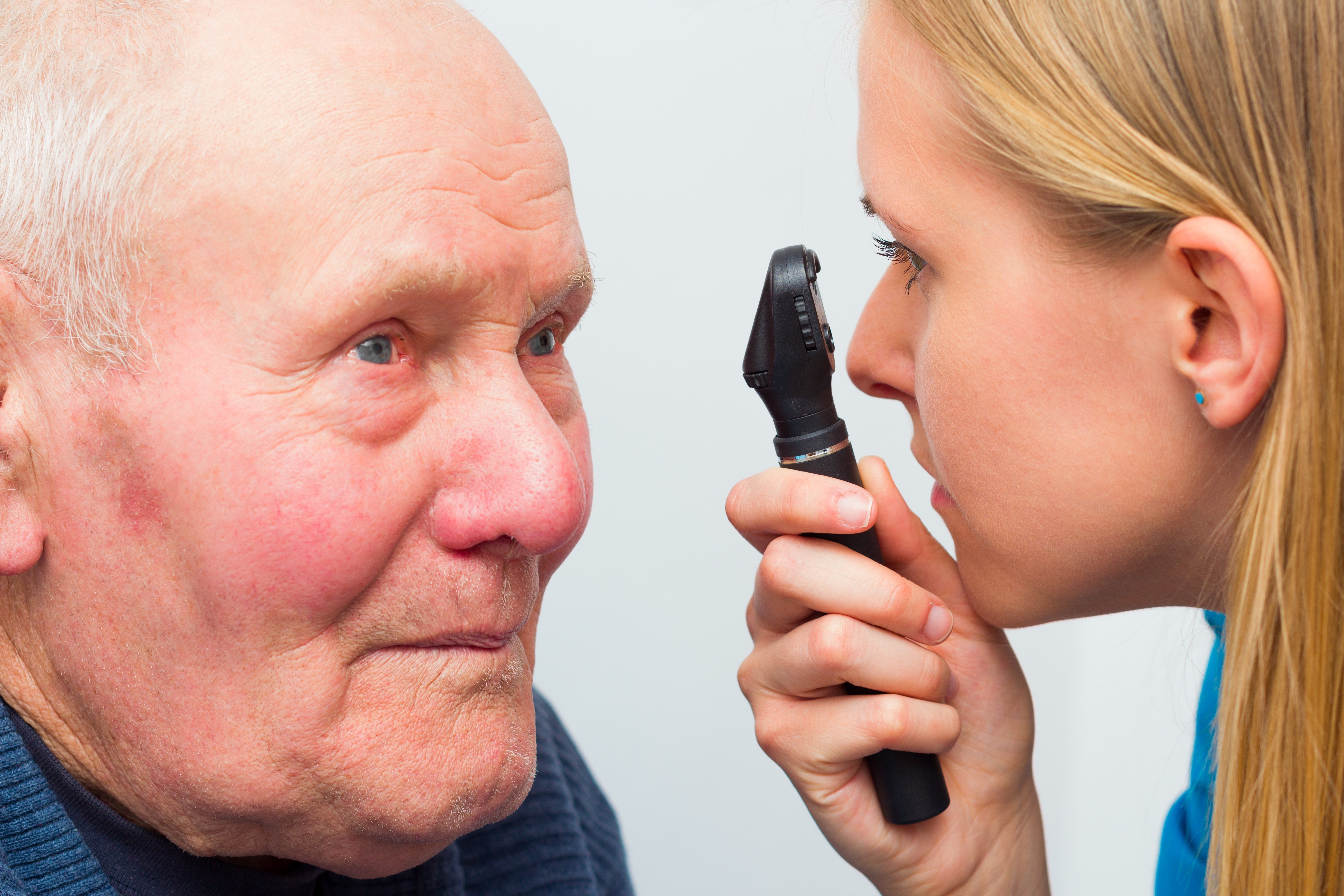 Лечение катаракты у пожилых людей операция. Зрение у пожилых людей. Катаракт у пожилых людей. Возрастные изменения зрения у пожилых.